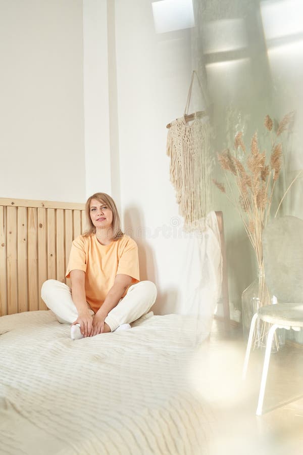 Weibliche erwachsene kaukasische Frauen entspannen drinnen in lockerer Ausstattung in gemütlicher minimalistischer stockfotografie