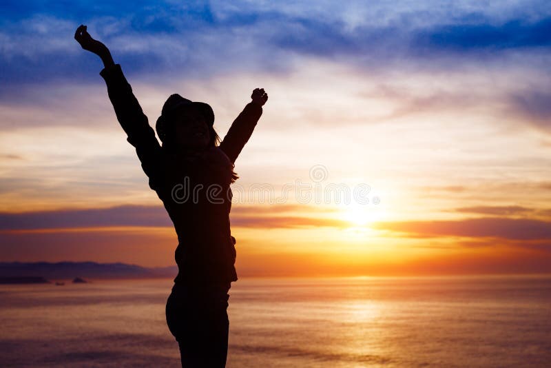 Weibliche Freiheit und Glück auf Sonnenuntergang in Richtung zum Ozean