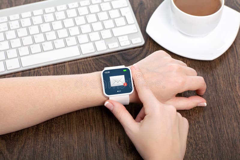 Weibliche Hand mit smartwatch mit E-Mail stockfotos Weibliche Hand mit smartwatch mit E-Mail stockfotos