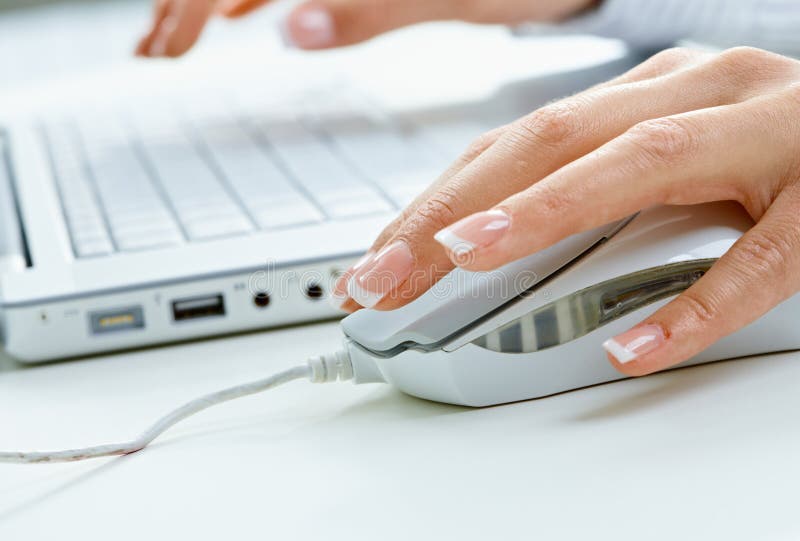 Weibliche Hand unter Verwendung der Computermaus lizenzfreies stockfoto