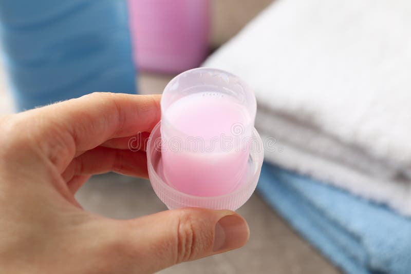 Weibliche Handgriffkappe mit reinigendem Abschluss nach oben lizenzfreies stockbild