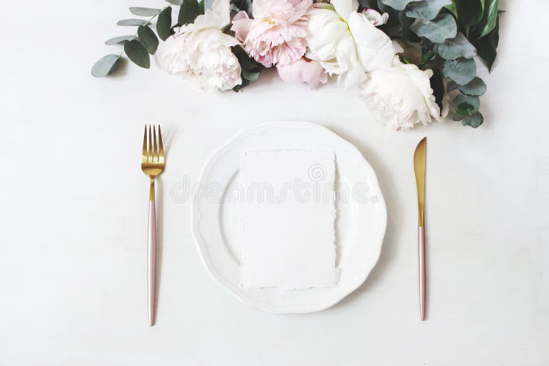 Weibliche Hochzeit, Geburtstagstischplattenmodellszene Porzellanplatte, leere Baumwollpapier-Grußkarten, goldenes Tischbesteck lizenzfreie stockbilder Weibliche Hochzeit, Geburtstagstischplattenmodellszene Porzellanplatte, leere Baumwollpapier-Grußkarten, goldenes Tischbesteck lizenzfreie stockbilder