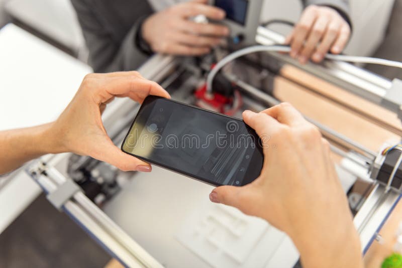 Weibliche Hände, die das Foto des Druckers 3D Modell schaffend machen lizenzfreie stockfotografie Weibliche Hände, die das Foto des Druckers 3D Modell schaffend machen lizenzfreie stockfotografie