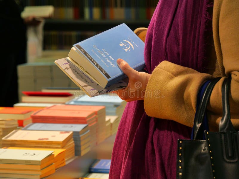 Weibliche Hände, die ein Buch in einem Buchhandlungsabschluß herauf Ansicht halten stockbilder Weibliche Hände, die ein Buch in einem Buchhandlungsabschluß herauf Ansicht halten stockbilder