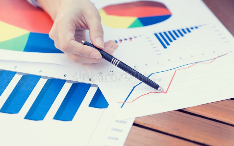 Weibliche Hände, die mit Stift auf Geschäftsfinanzberichtsgraphik zeigen stockfotos Weibliche Hände, die mit Stift auf Geschäftsfinanzberichtsgraphik zeigen stockfotos