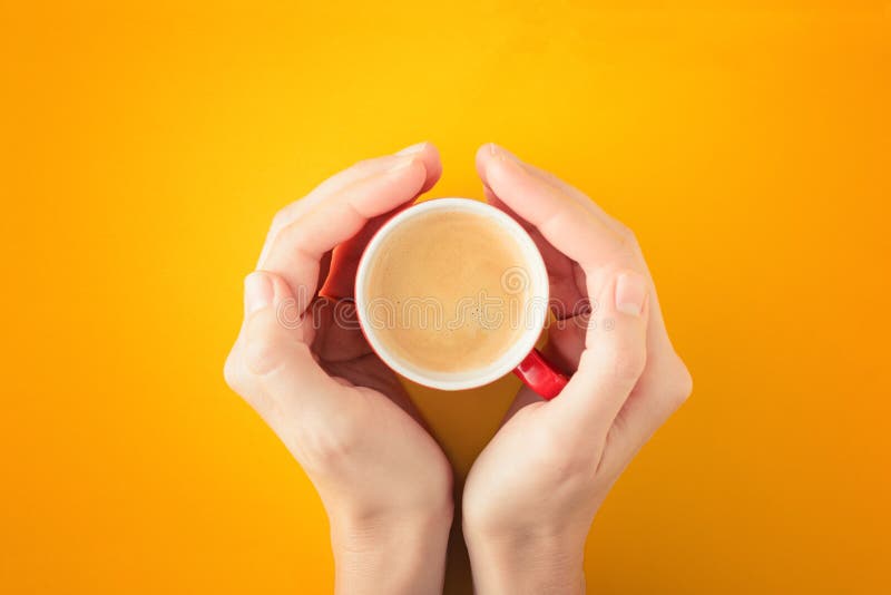 Weibliche Hände, die Tasse Kaffee halten stockbilder Weibliche Hände, die Tasse Kaffee halten stockbilder