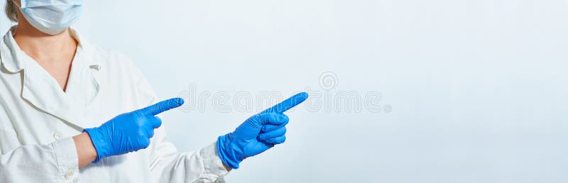 Weibliche Hände einer Sanitäterkrankenschwester oder -doktors in den blauen Handschuhen mit Kopienraum für Produkt- oder Textwerbu lizenzfreie stockfotografie