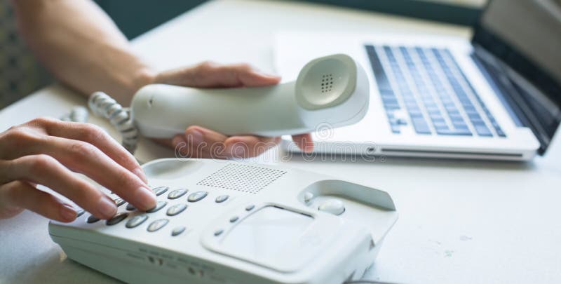 Weibliche Hände unter Verwendung des Telefons, Laptop am Hintergrund büro stockfotografie Weibliche Hände unter Verwendung des Telefons, Laptop am Hintergrund büro stockfotografie