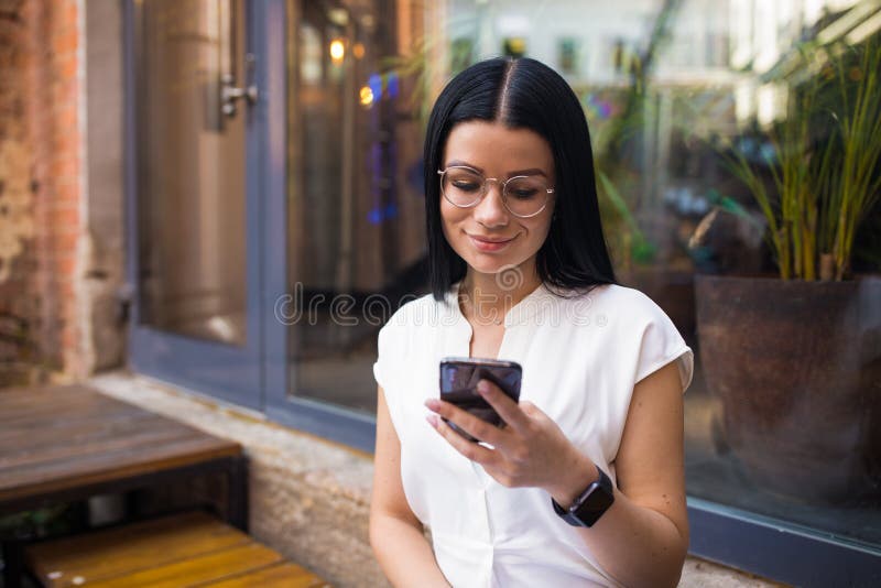 Weibliche Navigieren WiFi über Handy stockfotografie