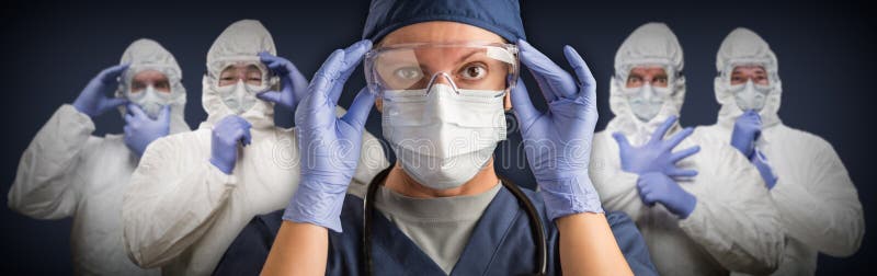 Weibliche und männliche Ärzte oder Krankenschwesterteam, das den Schutz der medizinische Gesichtsmaske- und Schutzbrillenfahne trä