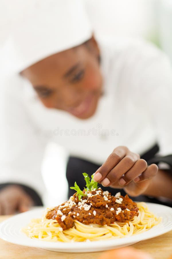 Weiblicher afrikanischer Koch lizenzfreies stockbild Weiblicher afrikanischer Koch lizenzfreies stockbild