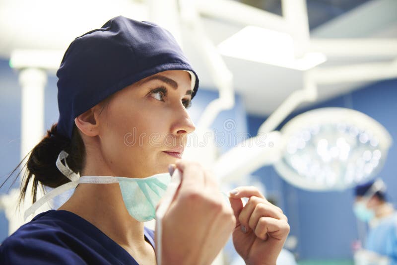 Weiblicher Chirurg, der für die Operation sich vorbereitet lizenzfreies stockbild Weiblicher Chirurg, der für die Operation sich vorbereitet lizenzfreies stockbild