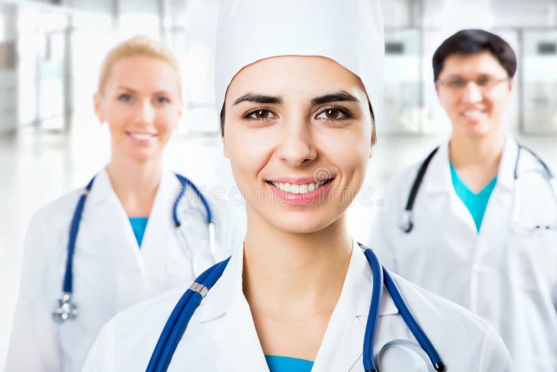 Weiblicher Doktor, der im frount seines Teams steht lizenzfreie stockfotografie Weiblicher Doktor, der im frount seines Teams steht lizenzfreie stockfotografie