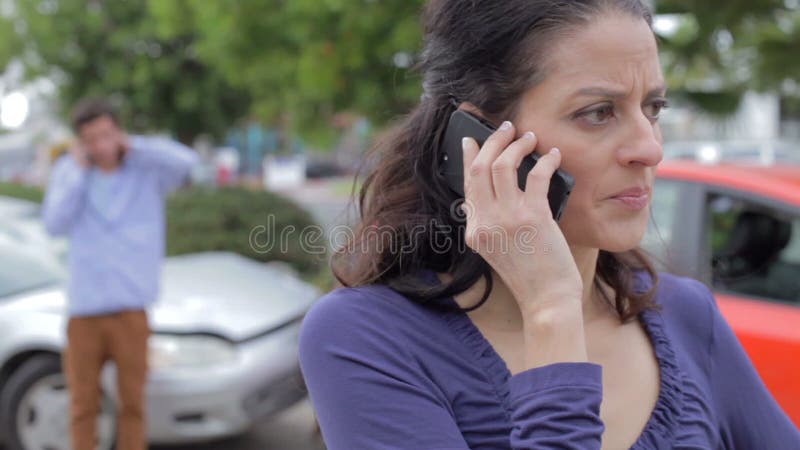 Weiblicher Fahrer Making Phone Call nach Verkehrsunfall