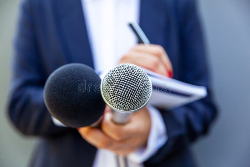 Weiblicher Journalist auf der Pressekonferenz oder Medienereignisschreibensanmerkungen, die Mikrofon halten