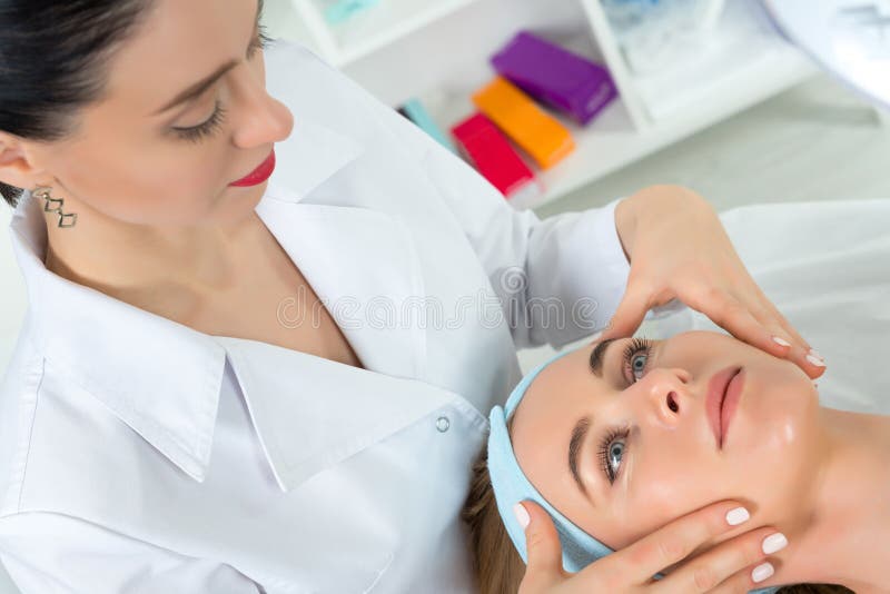 Weiblicher Kosmetikerdoktor mit Patienten in der Wellnessmitte E lizenzfreie stockfotos Weiblicher Kosmetikerdoktor mit Patienten in der Wellnessmitte E lizenzfreie stockfotos