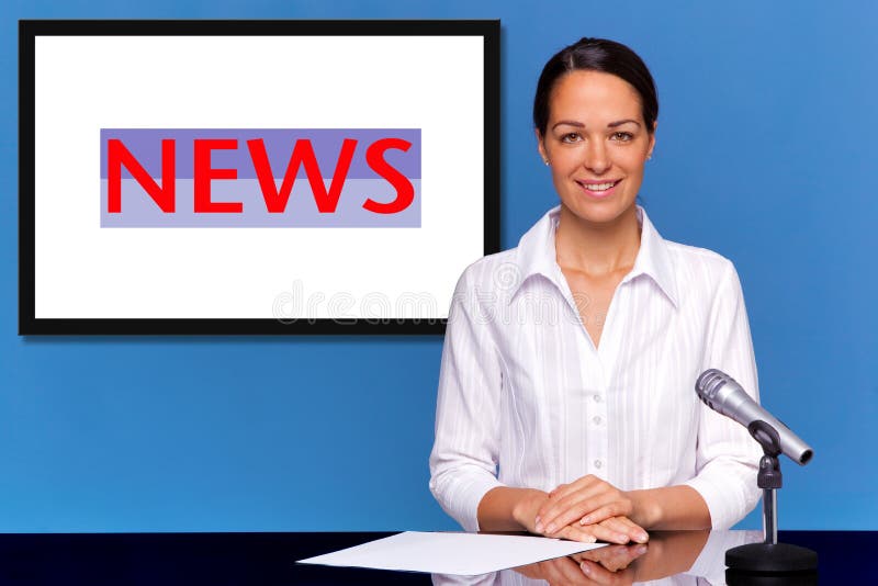 Weiblicher newsreader, der die Nachrichten darstellt lizenzfreie stockfotos Weiblicher newsreader, der die Nachrichten darstellt lizenzfreie stockfotos