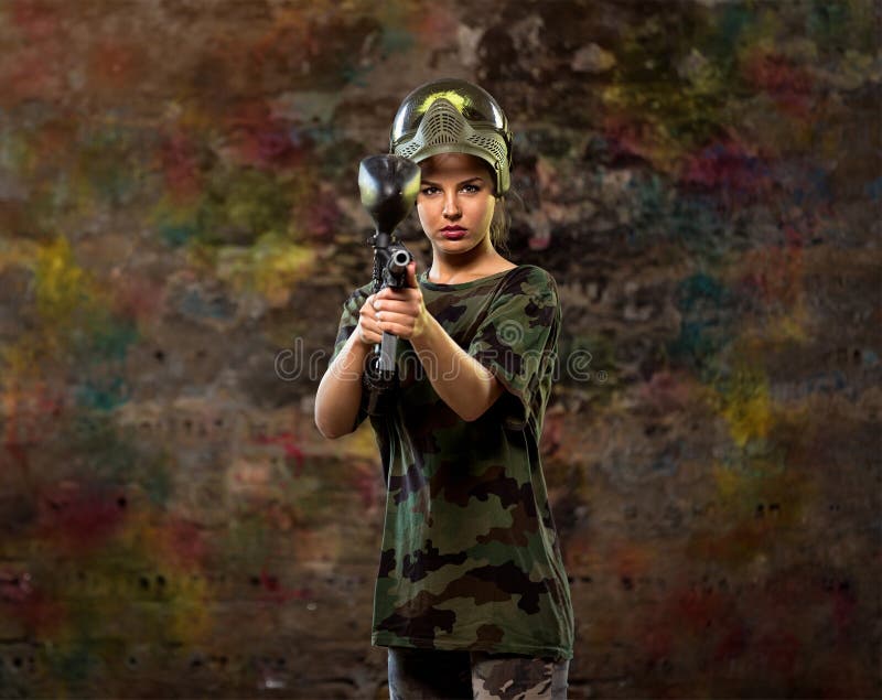 Weiblicher Paintballspieler lizenzfreie stockfotografie Weiblicher Paintballspieler lizenzfreie stockfotografie