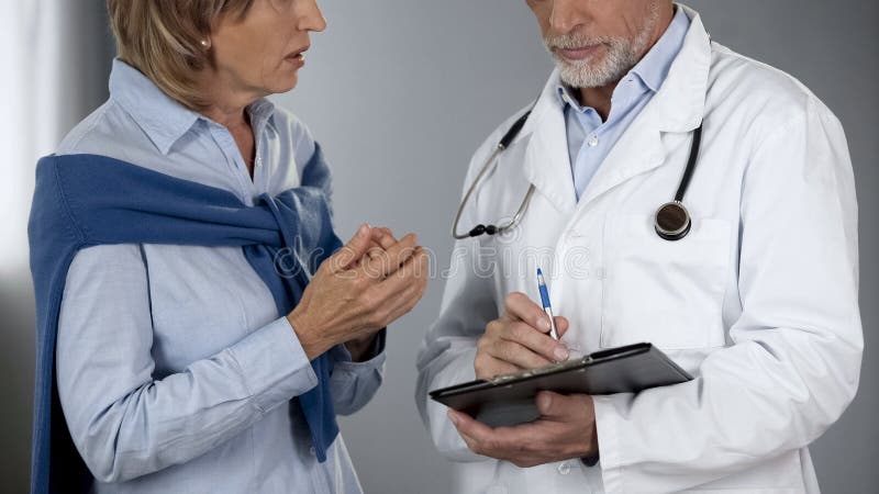 Weiblicher Patient, der spricht, um über die Testergebnisse zu behandeln, entsetzt durch Diagnose lizenzfreie stockfotografie Weiblicher Patient, der spricht, um über die Testergebnisse zu behandeln, entsetzt durch Diagnose lizenzfreie stockfotografie