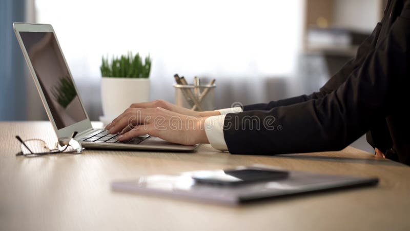 Weiblicher Schreibenbericht des Büroangestellten über Laptop-Computer, Karriere und Beruf