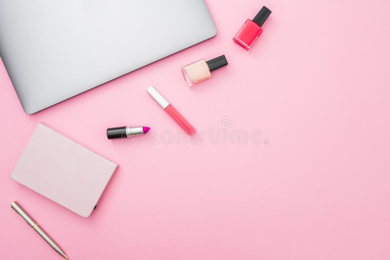 Weiblicher Schreibtisch mit Laptop, Notizbuch und Kosmetik auf Pastellhintergrund Flaches Lagelebensstilkonzept stockfotografie Weiblicher Schreibtisch mit Laptop, Notizbuch und Kosmetik auf Pastellhintergrund Flaches Lagelebensstilkonzept stockfotografie