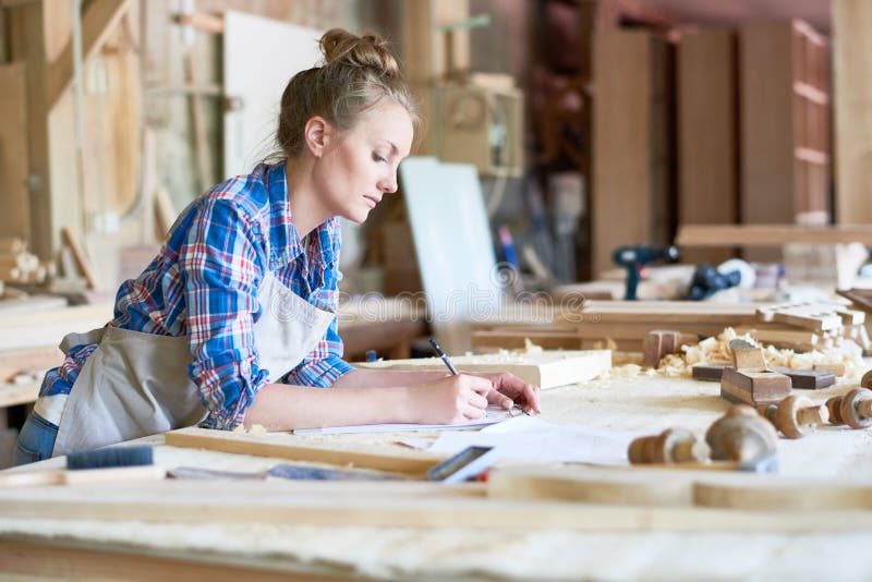 Weiblicher Schreinerei-Manager in der Werkstatt lizenzfreie stockbilder Weiblicher Schreinerei-Manager in der Werkstatt lizenzfreie stockbilder