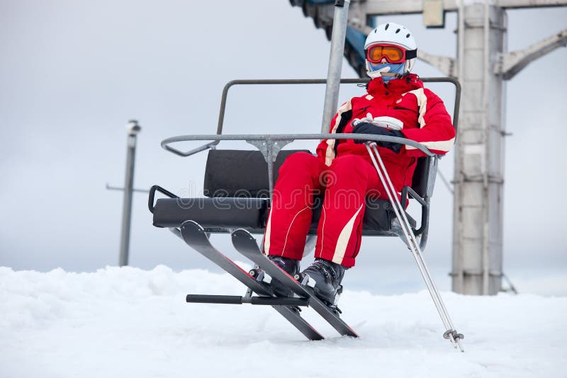 Weiblicher Skifahrer auf Sessellift lizenzfreies stockbild Weiblicher Skifahrer auf Sessellift lizenzfreies stockbild