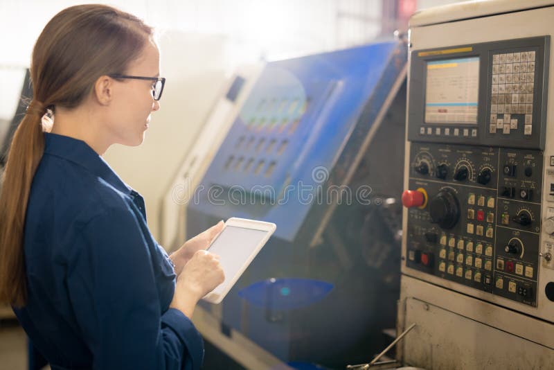 Weiblicher Techniker bei der Arbeit stockfoto