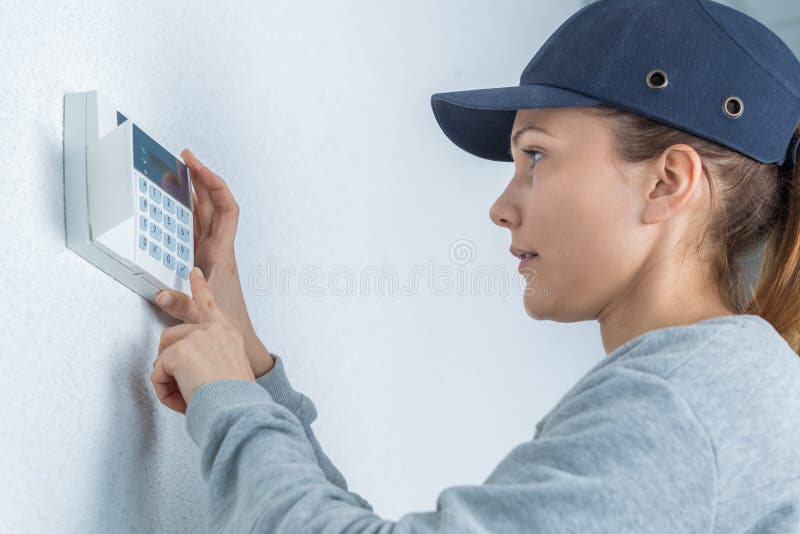Weiblicher Techniker, der herauf Kessel seting ist stockfotos Weiblicher Techniker, der herauf Kessel seting ist stockfotos