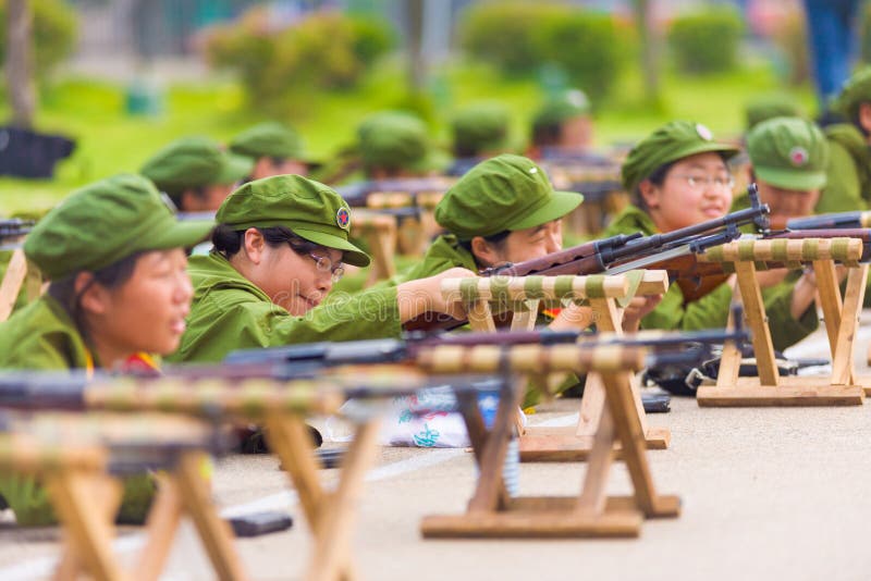 Weibliches chinesisches Gewehr der Hochschulmilitärischen ausbildung stockfoto Weibliches chinesisches Gewehr der Hochschulmilitärischen ausbildung stockfoto