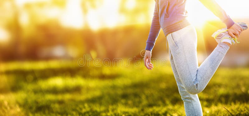 Weibliches Eignungsmodelltraining draußen lizenzfreie stockfotografie Weibliches Eignungsmodelltraining draußen lizenzfreie stockfotografie