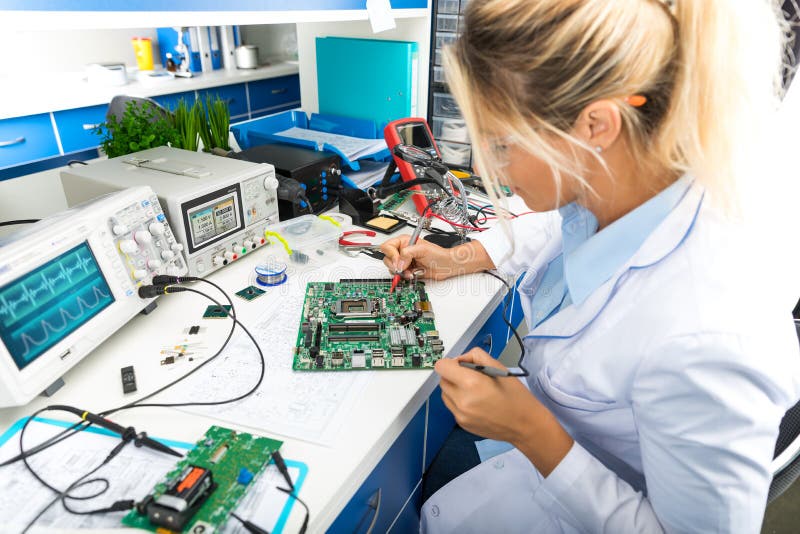 Weibliches Elektronik-Ingenieurs-Prüfungs-Computermotherboard in der Arbeit