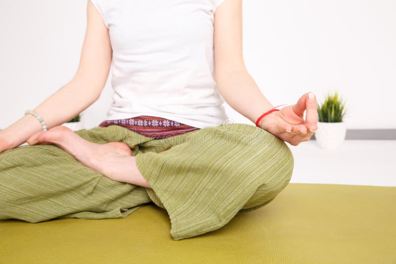 Weibliches Modell in der Lotoshaltung im Studio Junge Frau, die ?bungen tut relax stockfotos Weibliches Modell in der Lotoshaltung im Studio Junge Frau, die ?bungen tut relax stockfotos