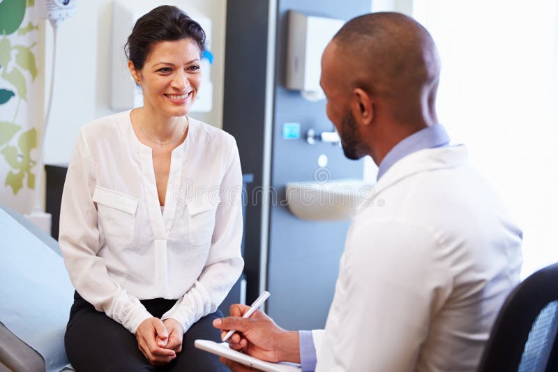 Weibliches Patienten-und Doktor-Have Consultation In Krankenhauszimmer stockfotografie