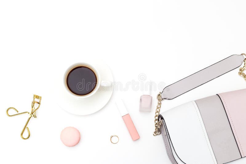 Weibliches Zubehör und Kosmetik auf einem weißen Hintergrund Kopieren Sie Badekurort lizenzfreie stockfotografie Weibliches Zubehör und Kosmetik auf einem weißen Hintergrund Kopieren Sie Badekurort lizenzfreie stockfotografie