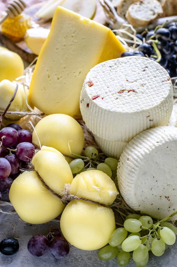 Weiche und Hartkäse mit Trauben stockbild Weiche und Hartkäse mit Trauben stockbild