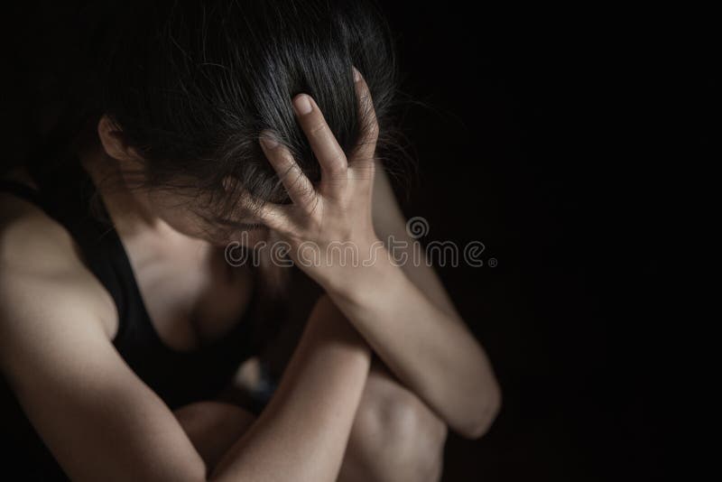 Weicher Fokus junge Frau trauriges und der Furcht stressiges deprimiertes emotionales hören Sie auf, Gewalttätigkeit in den Fraue