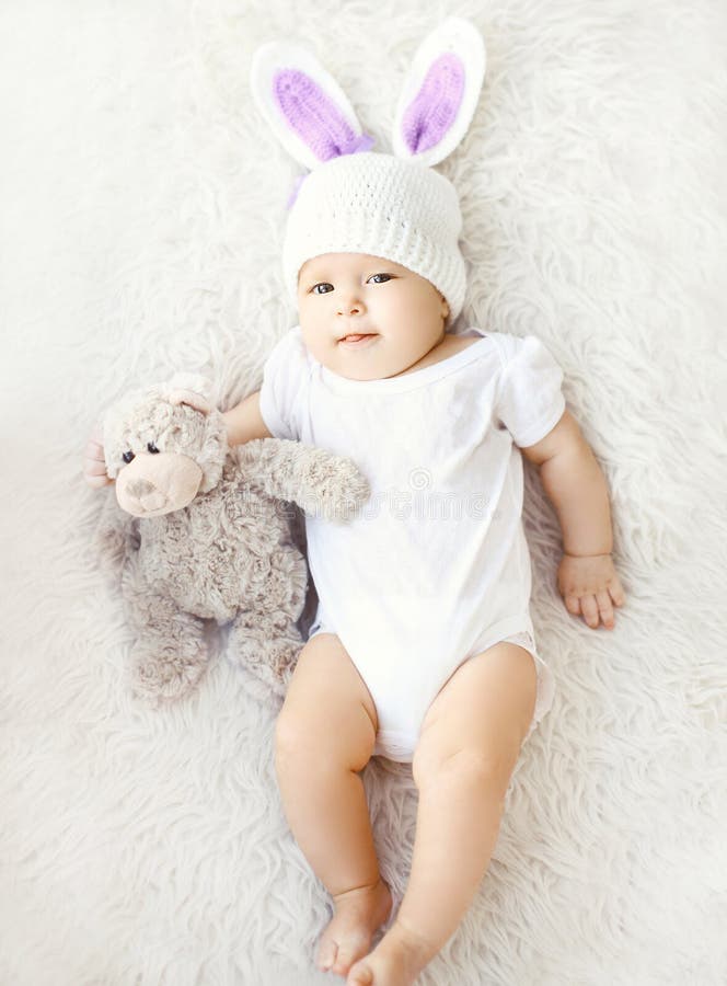 Weiches Foto des süßen Babys in der Strickmütze mit Hasenohre lizenzfreie stockfotos Weiches Foto des süßen Babys in der Strickmütze mit Hasenohre lizenzfreie stockfotos
