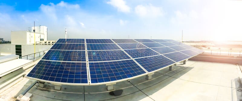 Weichzeichnung von Sonnenkollektoren oder von Solarzellen auf Fabrikdachspitze oder Terrasse mit Sonnenlicht, Industrie in Thaila lizenzfreies stockfoto Weichzeichnung von Sonnenkollektoren oder von Solarzellen auf Fabrikdachspitze oder Terrasse mit Sonnenlicht, Industrie in Thaila lizenzfreies stockfoto