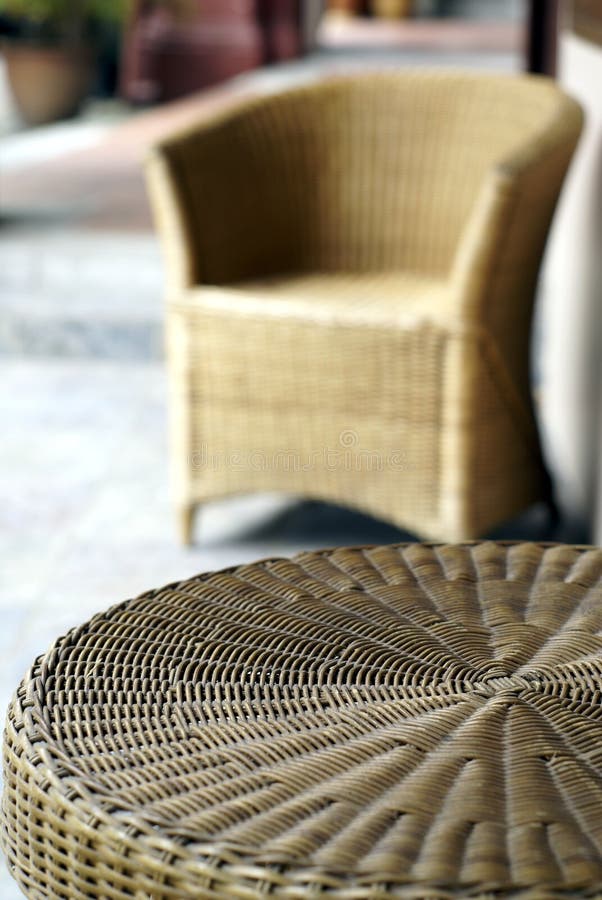 Korbstuhl und -tisch aus Rattan lizenzfreie stockbilder