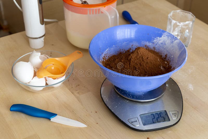 https://thumbs.dreamstime.com/b/weigh-flour-cacao-bowl-kitchen-scale-weigh-flour-cacao-bowl-kitchen-scale-homemade-food-208282355.jpg