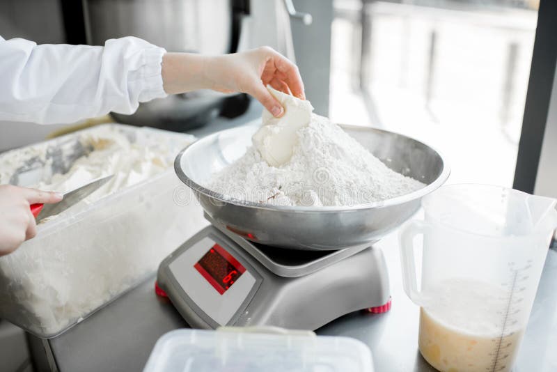 https://thumbs.dreamstime.com/b/weighing-flour-baking-manufacturing-weighing-flour-baking-professional-scales-manufacturing-close-up-117743257.jpg