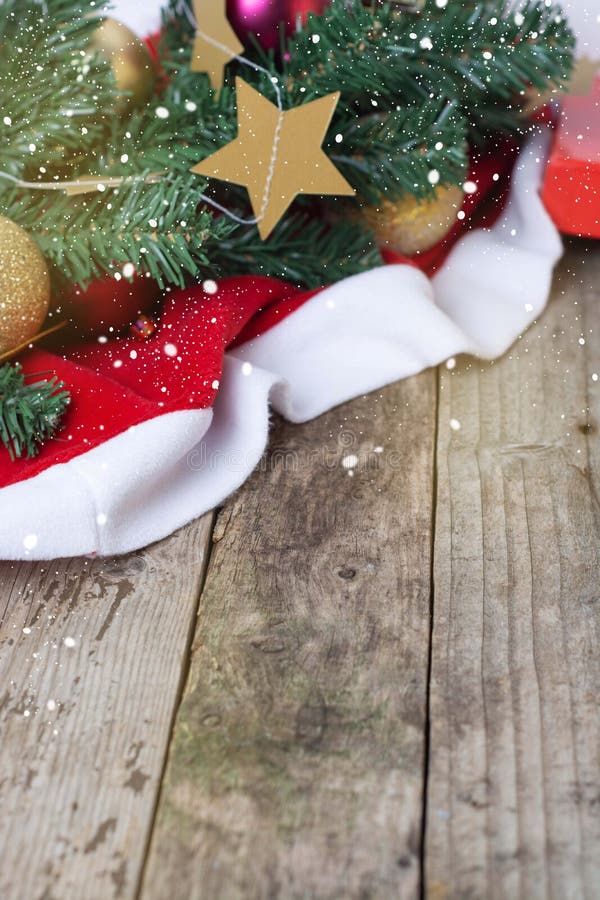 Weihnachten-backgroung Tannenbaumast, goldener Flitter und roter Mantel, auf altem Holztisch mit Kopienraum Vertikales Bild lizenzfreie stockbilder Weihnachten-backgroung Tannenbaumast, goldener Flitter und roter Mantel, auf altem Holztisch mit Kopienraum Vertikales Bild lizenzfreie stockbilder