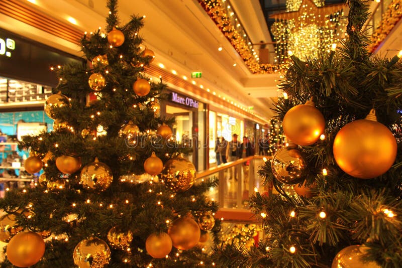 Weihnachten, das im Einkaufszentrum kauft lizenzfreies stockfoto Weihnachten, das im Einkaufszentrum kauft lizenzfreies stockfoto