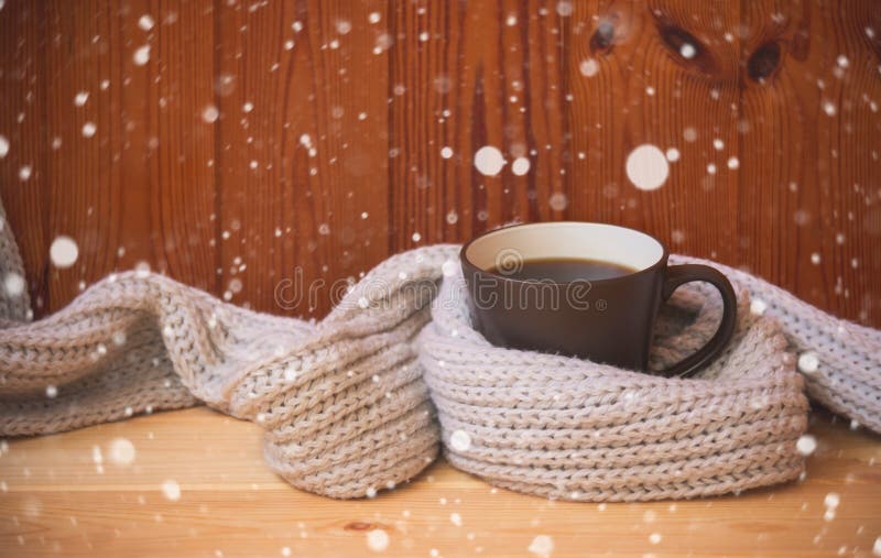 Weihnachten und Winterzeit Becher heißer Kaffee wraped im Schal lizenzfreie stockbilder Weihnachten und Winterzeit Becher heißer Kaffee wraped im Schal lizenzfreie stockbilder