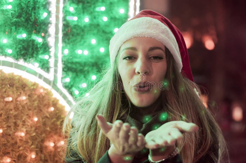 Weihnachten, Weihnachten, Leute, Glückkonzept - glückliche Frau in der Winterstadt lizenzfreie stockfotografie Weihnachten, Weihnachten, Leute, Glückkonzept - glückliche Frau in der Winterstadt lizenzfreie stockfotografie