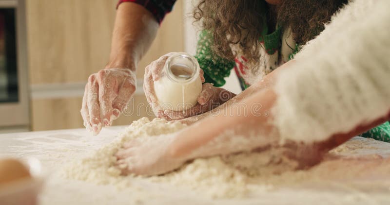 Weihnachten zusammen mit der Familie in der Küche