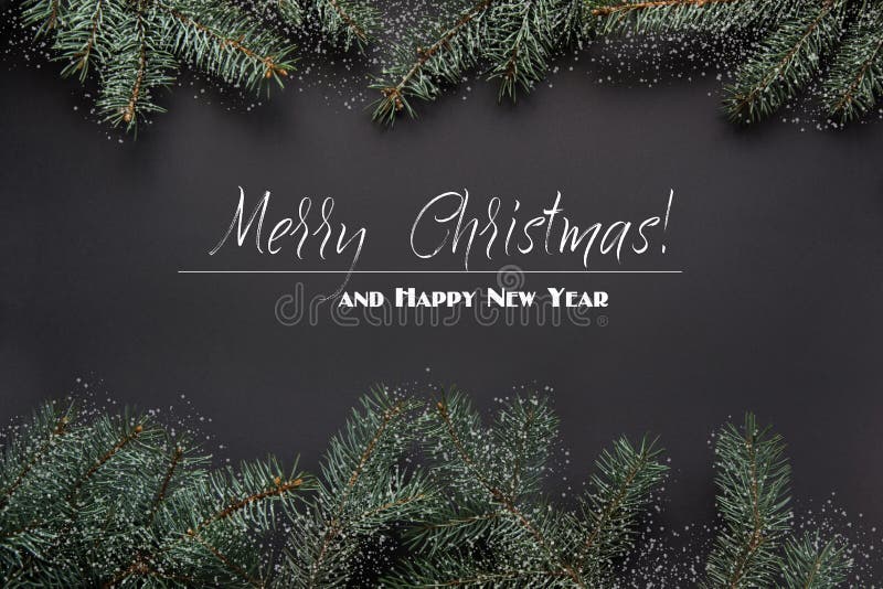 Weihnachts- oder des neuen Jahresdekorationshintergrund Tannenbaumaste auf schwarzem Hintergrund Beschneidungspfad eingeschlossen lizenzfreies stockbild Weihnachts- oder des neuen Jahresdekorationshintergrund Tannenbaumaste auf schwarzem Hintergrund Beschneidungspfad eingeschlossen lizenzfreies stockbild
