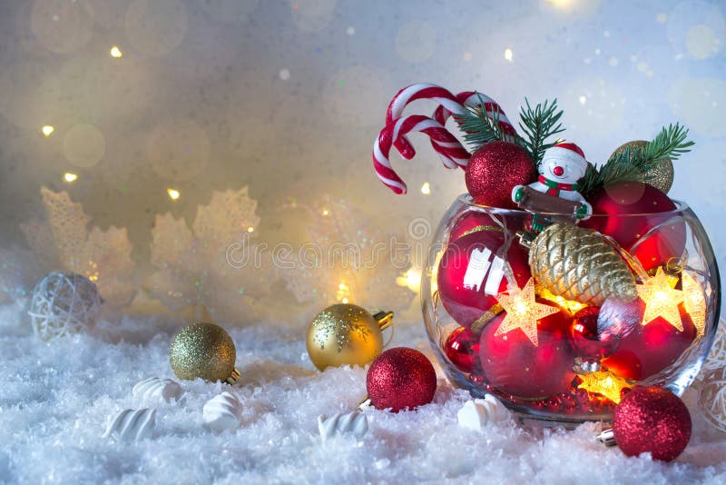 Weihnachts- oder des neuen Jahreshelle Dekoration im Glasvase mit Zuckerstangen auf Schneehintergrund glückliches neues Jahr 2007 lizenzfreies stockfoto
