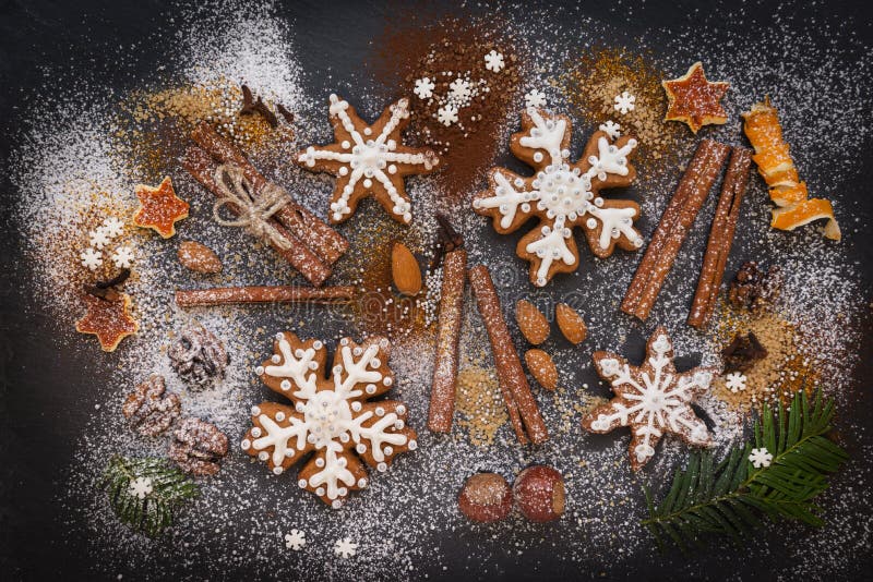 Weihnachts- oder des neuen Jahreshintergrund von Lebkuchenplätzchen, -gewürzen, -nüssen mit Zucker und -schneeflocken Beschneidun lizenzfreie stockfotos Weihnachts- oder des neuen Jahreshintergrund von Lebkuchenplätzchen, -gewürzen, -nüssen mit Zucker und -schneeflocken Beschneidun lizenzfreie stockfotos